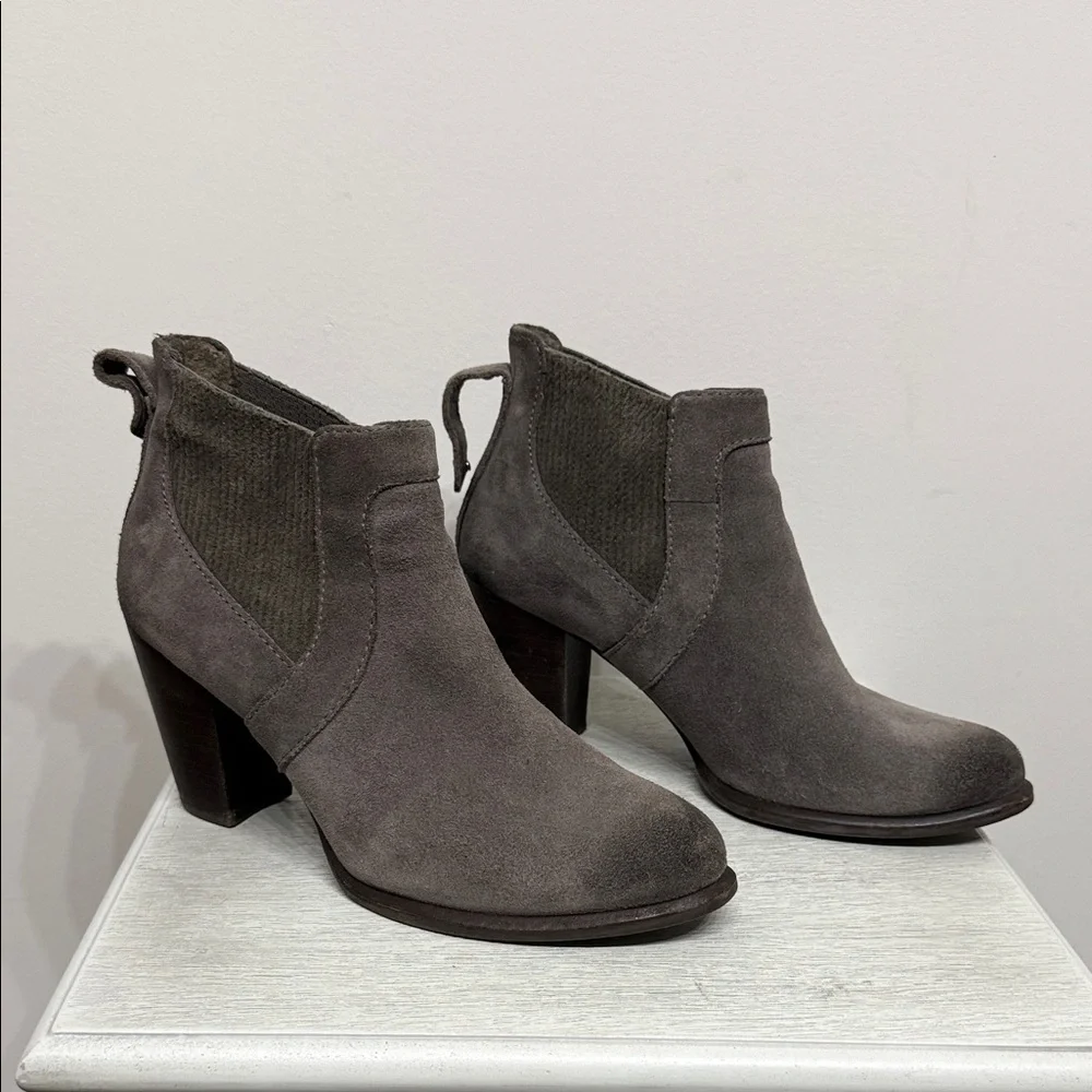 UGG Cobie ll Size 9 Chelsea Charcoal Suede Ankle Booties